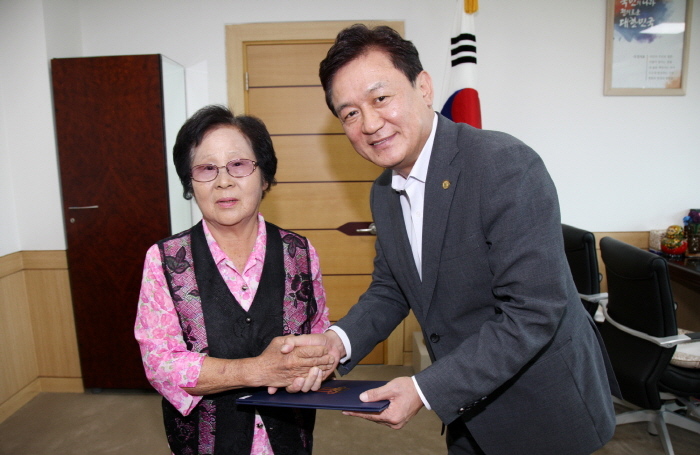 2017년도 제2회 초졸‧중졸‧고졸 검정고시 최고령 합격자 합격 증서 수여식 열어